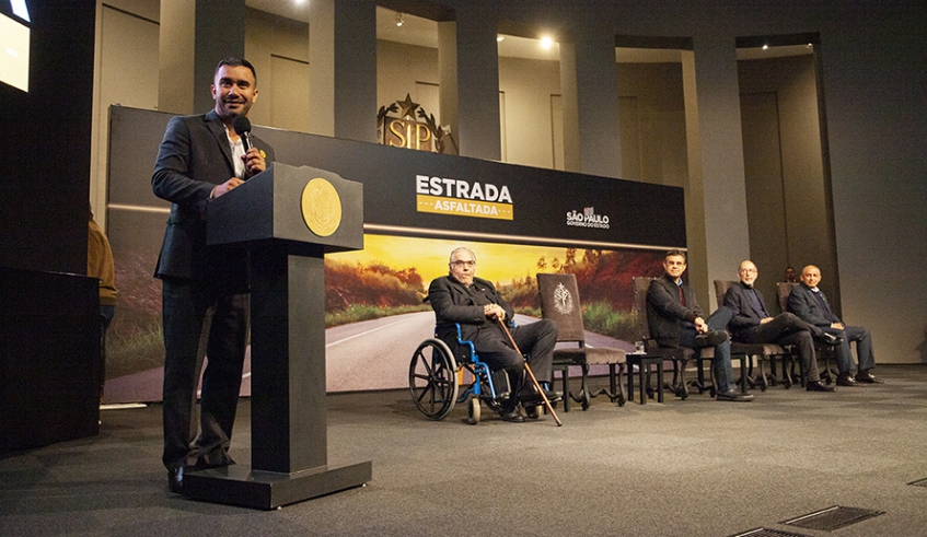 Prefeito Caio Cunha falou no Palácio dos Bandeirantes em nome de todos os prefeitos paulistas, durante solenidade de anúncio da fase 2 do programa Estrada Asfaltada (Pedro Chavedar/ PMMC)