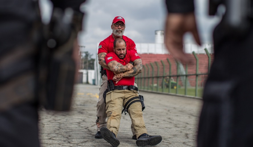 Instrutores fizeram as demonstrações práticas no Estádio Francisco Ribeiro Nogueira, o Nogueirão, para guardas municipais, policiais civis e militares (Divulgação/PMMC)
