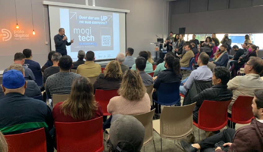 Presidente da Câmara, Marcos Furlan, falou ao público sobre as opções de formação que a plataforma Mogi Tech Academy disponibiliza à população (Pedro Chavedar/PMMC)