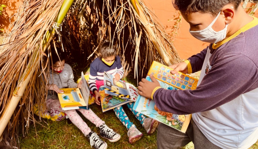 Os alunos puderam praticar um momento de yoga, realizaram pinturas com elementos naturais, como galhos e folhas, entre outras atividades. (Divulgação/PMMC)