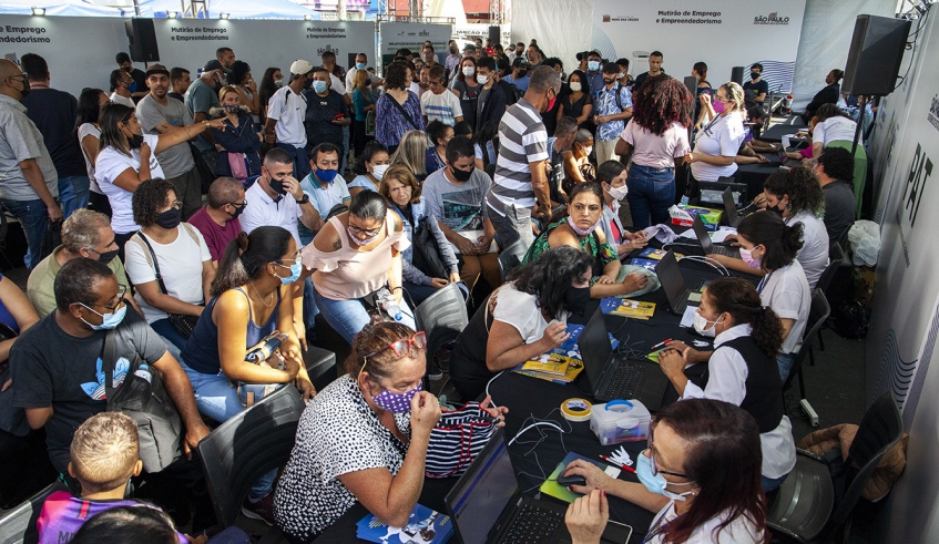 Mutirão do Emprego e do Empreendedorismo ofereceu diversos serviços à população e reuniu centenas de pessoas no Largo do Rosário (Pedro Chavedar/PMMC)