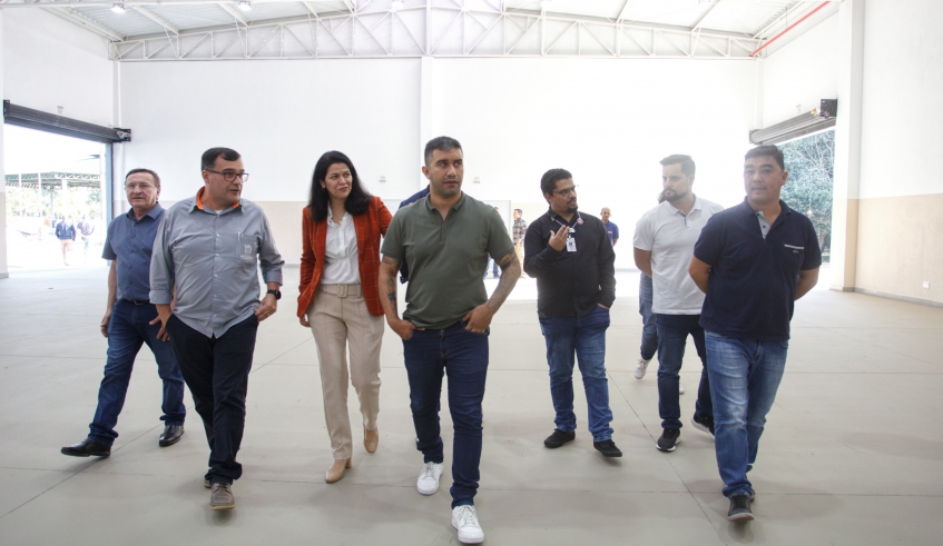 Caio Cunha e Priscila Yamagami Kähler apresentaram a estrutura do Centro de Convenções às autoridades presentes (Divulgação/PMMC)