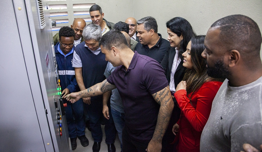 Prefeito aciona estação de bombeamento e inicia operação de sistema de esgoto do Botujuru (Foto: Pedro Chavedar/PMMC)