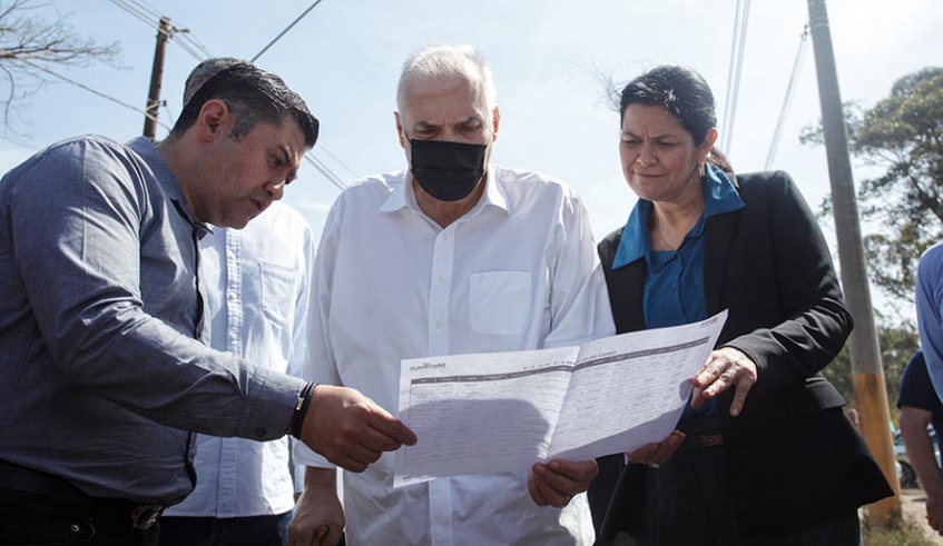 A prefeita em exercício, Priscila Yamagami Kähler, e o secretário estadual de Logística e Transportes, João Octaviano Machado Neto, acompanharam o início das obras de pavimentação e recuperação . . .
