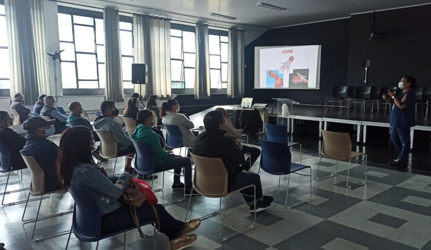 Ministrar palestras e cursos fazem parte da rotina da equipe da Vigilância Sanitária (foto: Divulgação / PMMC)