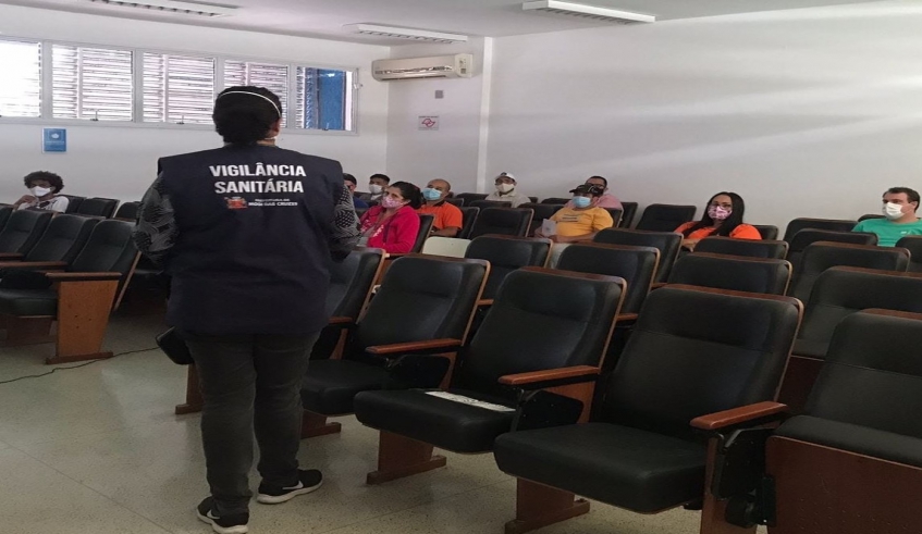 Ministrar palestras e cursos fazem parte da rotina da equipe da Vigilância Sanitária (foto: Divulgação / PMMC)