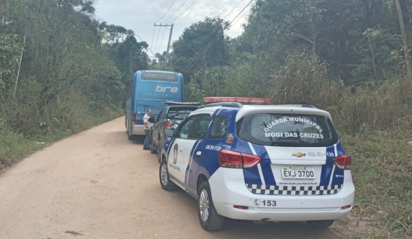 Ônibus havia sido furtado em Itaquaquecetuba e foi localizado pela Guarda Municipal na Estrada Velha de Santa Isabel, no bairro Piedade (Divulgação)