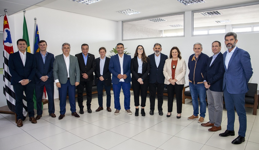 Prefeito Caio Cunha recebeu a comitiva de prefeitos argentinos e detalhou ações do município nas áreas de tecnologia e informação (Pedro Chavedar/PMMC)