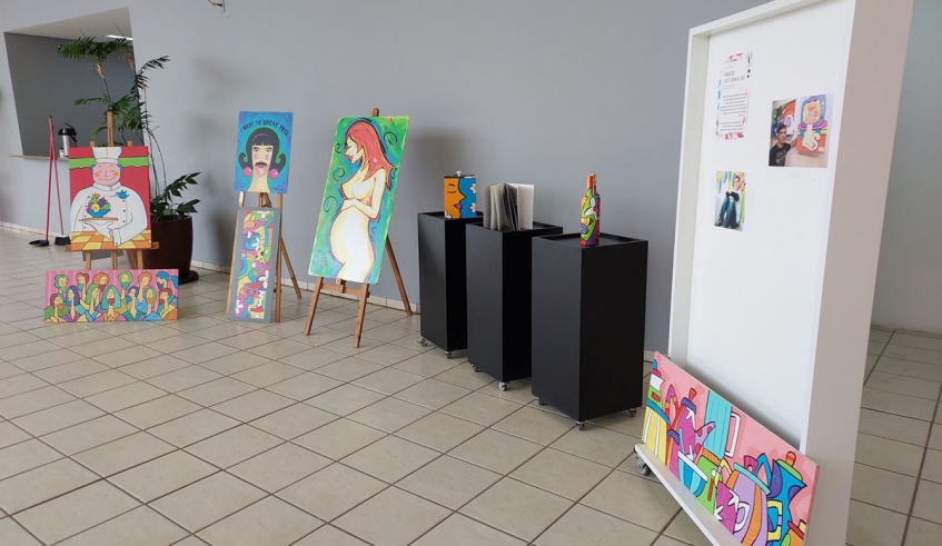 Obras do artista plástico mogiano Paulo Seccomandi foram expostas no foyer do auditório. (Divulgação/PMMC)