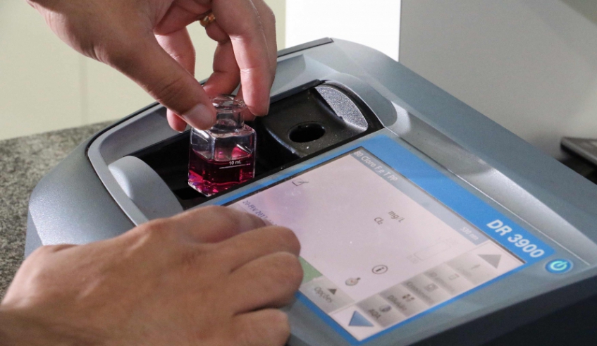 Cada etapa do tratamento da água é monitorada; técnicos controlam produtos químicos empregados e efeitos que eles produzem na água (Foto: Ney Sarmento/Arquivo PMMC)