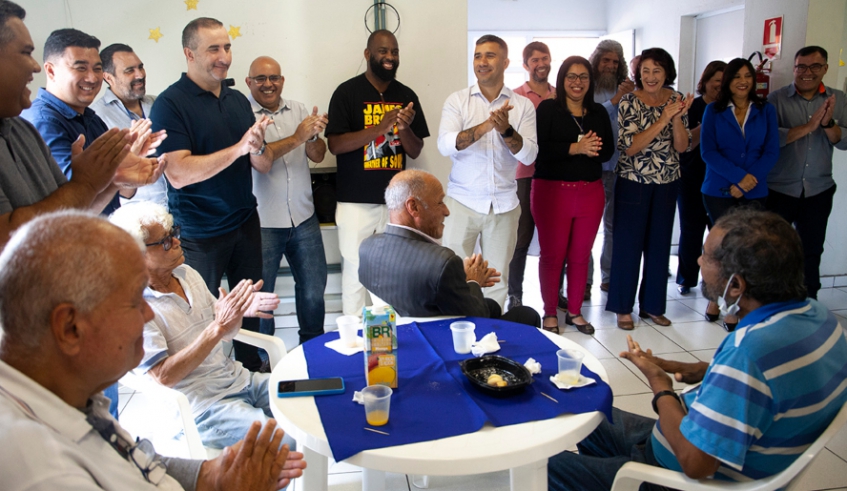 Cerimônia de assinatura da OS para o início da reforma da Vila Dignidade foi realizada no salão de festas do equipamento, com café da manhã para os idosos residentes (Pedro Chavedar/ PMMC)