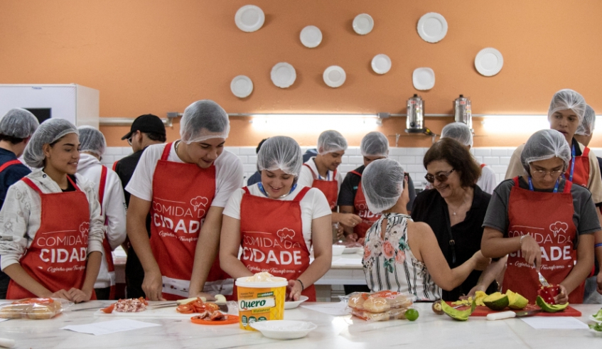 Grupo de Diadema do projeto Comida da Cidade esteve em Mogi, na cozinha da Escola de Empreendedorismo e Inovação, para uma aula sobre preparo de hambúrguer (Divulgação/ PMMC)