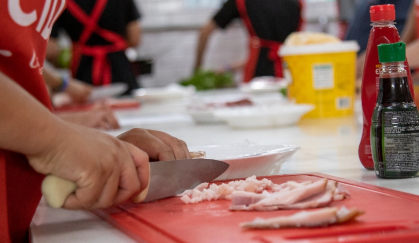 Grupo de Diadema do projeto Comida da Cidade esteve em Mogi, na cozinha da Escola de Empreendedorismo e Inovação, para uma aula sobre preparo de hambúrguer (Divulgação/ PMMC)