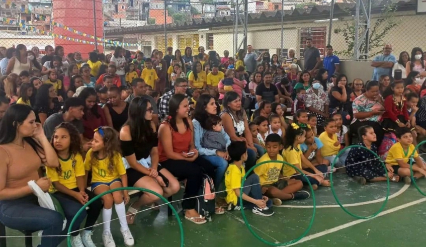 Na quadra da escola do Jardim Margarida, os alunos apresentaram danças e músicas representando o Brasil e países da América Latina e África. (Divulgação/PMMC)
