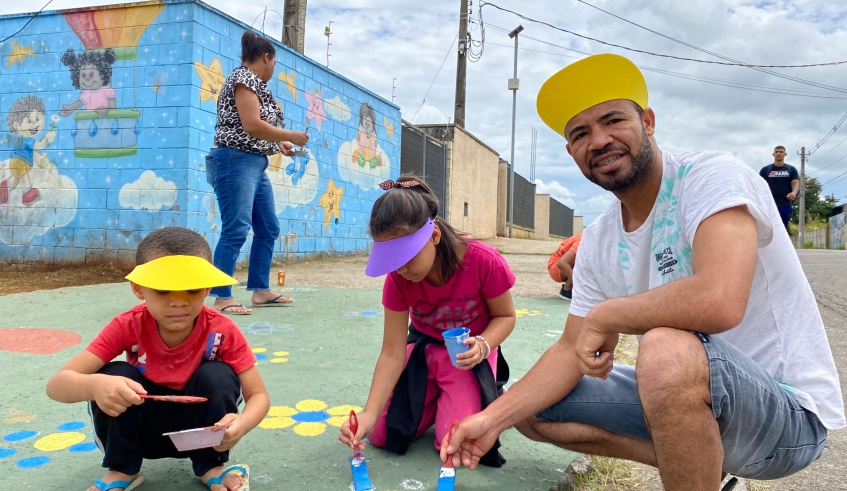 Alino dos Santos mora há pouco tempo no bairro e estava pintando a rua com os filhos Maria Julia Sales dos Santos e Lucas Emanuel Sales dos Santos. (Divulgação/PMMC)