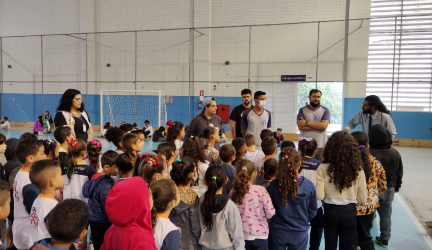 No Botujuru, a EM. Prof.ª Ana Maria Barbosa Garcia levou as cinco turmas do 1º ano do Ensino Fundamental ao Cempre Prof. José Limongi Sobrinho para que eles conhecessem sua nova escola em 2023. (D . . .