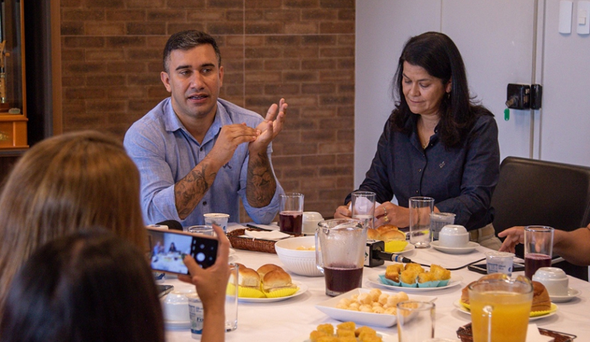 Prefeito Caio Cunha e a vice-prefeita Priscila Yamagami apresentaram o balanço das ações desenvolvidas pela gestão municipal em 2022 (Divulgação/PMMC)