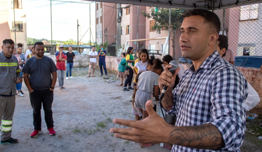 Prefeito Caio Cunha apresenta detalhes do Programa Viva Seu Bairro durante visita técnica ao bairro.