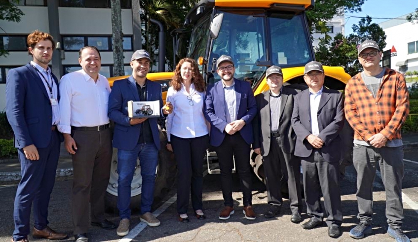 Prefeito Caio Cunha recebeu da AGCO trator agrícola que será utilizado na manutenção do Parque Natural Municipal Chiquinho Veríssimo (Divulgação)