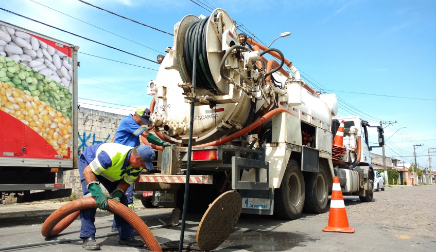 Nas ações de reparo, são utilizados caminhões combinados que fazem a sucção dos detritos acumulados na rede e o jateamento com água sob pressão (Foto: Julio Nogueira/Semae)