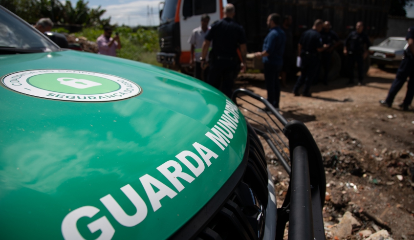 Descarte de entulho foi flagrado em uma área que vinha sendo monitorada pela Guarda Municipal. Responsáveis foram multados e caso será investigado pela Polícia Civil (Divulgação/PMMC)
