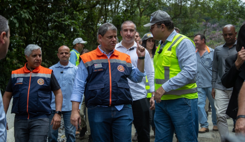 Governador Tarcísio de Freitas visitou, no início da tarde desta quarta-feira (01/03), as obras de recuperação da rodovia Mogi-Bertioga (Divulgação/PMMC)