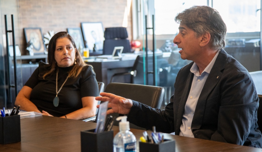 Secretária de Mobilidade Urbana, Cristiane Ayres, e João Nassar, diretor de expansão da Cobasi, durante anúncio de implantação de nova loja no município (Warley Kenji/PMMC)