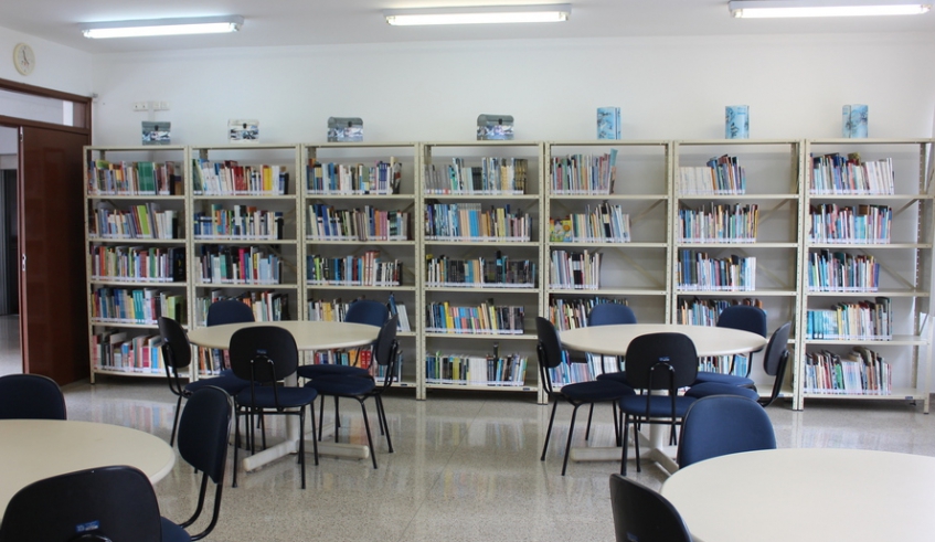 A biblioteca atende a rede municipal de ensino e o público em geral e em frente, está o ponto de escambo de livros, que busca fomentar o interesse do público pela leitura. (Divulgação/PMMC)