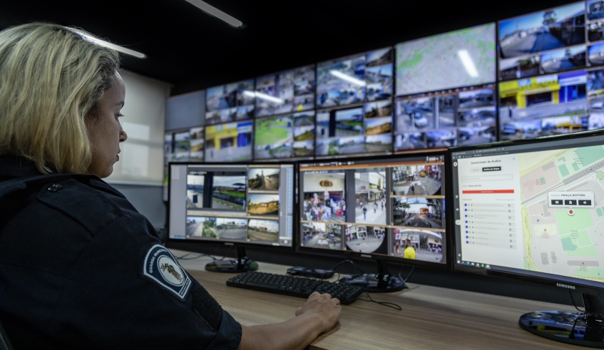 Central de Monitoramento de Totens faz o acompanhamento das imagens captadas pelos equipamentos e recebe os chamados dos locais (Warley Kenji/PMMC)