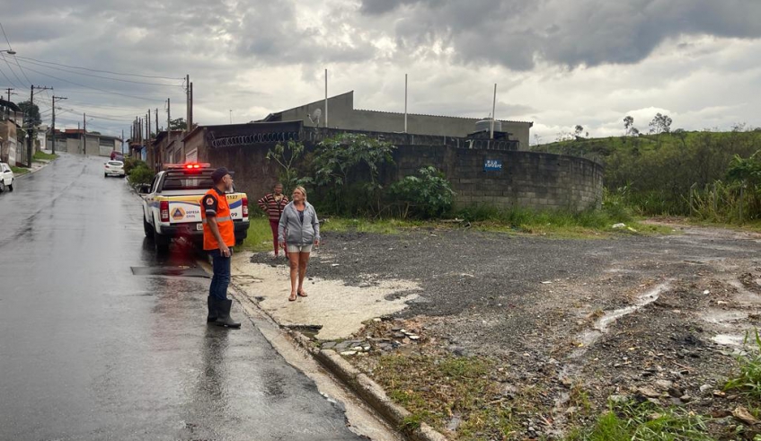 Durante a Operação Verão, o monitoramento de áreas de risco é intensificado pela Defesa Civil e o atendimento a emergências causadas pelas chuvas é prioridade (Divulgação)