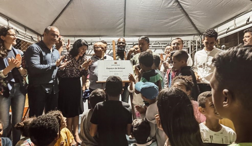 Caio Cunha, Priscila Yamagami Kähler, autoridades e vereadores inauguraram o Espaço de Brincar em Jundiapeba (Divulgação/PMMC)