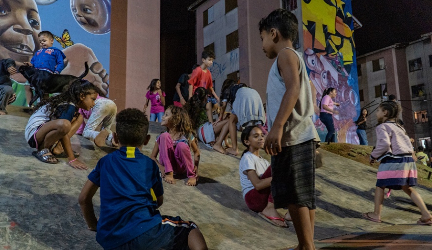 Crianças foram ouvidas sobre as intervenções e aproveitaram os espaços revitalizados no conjunto habitacional (Divulgação/PMMC)