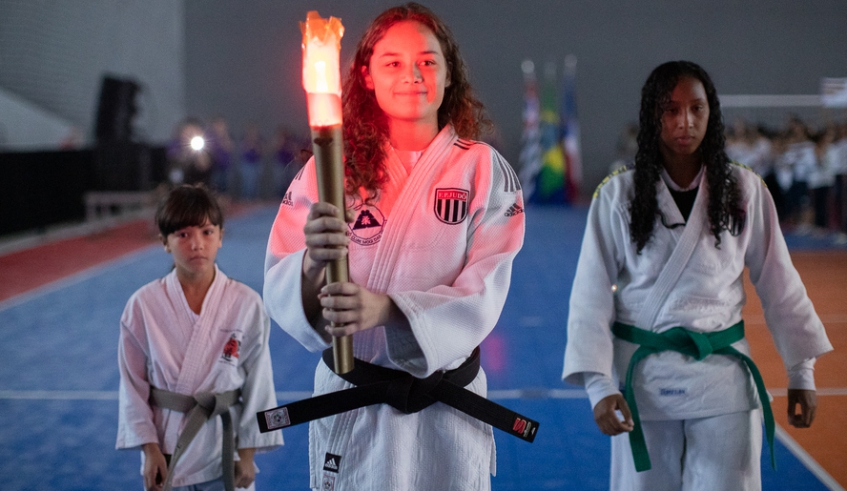 Um dos momentos mais emocionantes foi a entrada da tocha olímpica por judocas com história na rede municipal. (Warley Kenji/PMMC)