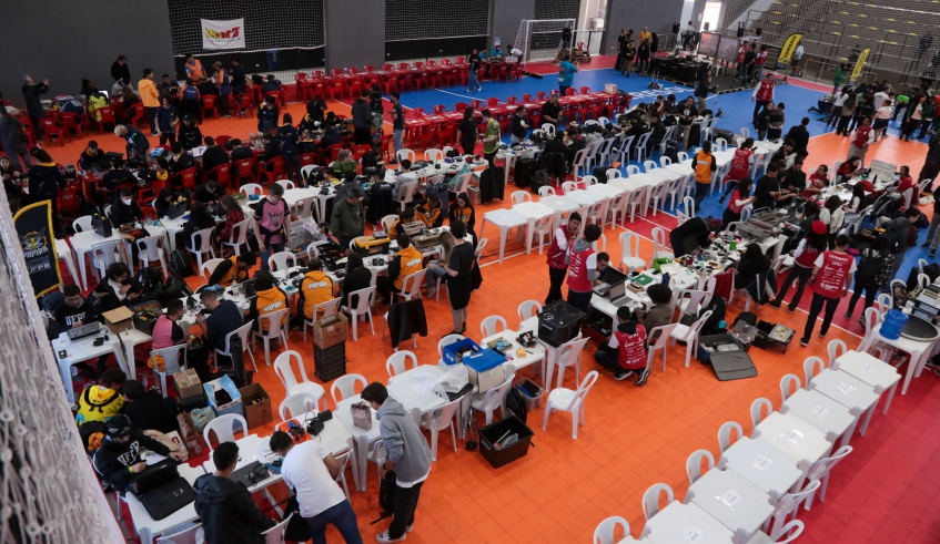 Durante os três dias de competição do Desafio de Robótica, cerca de 6 mil pessoas passaram pelo ginásio Professor Tuta para prestigiar o evento (Warley Kenji/PMMC)