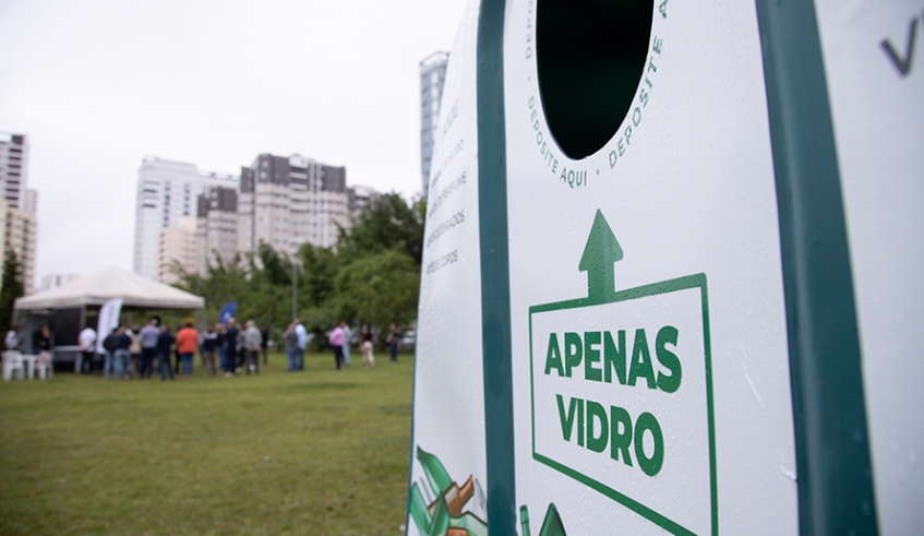 Contêineres para coleta de vidro para reciclagem estão em diversos pontos da cidade (Foto: Warley Kenji/PMMC)