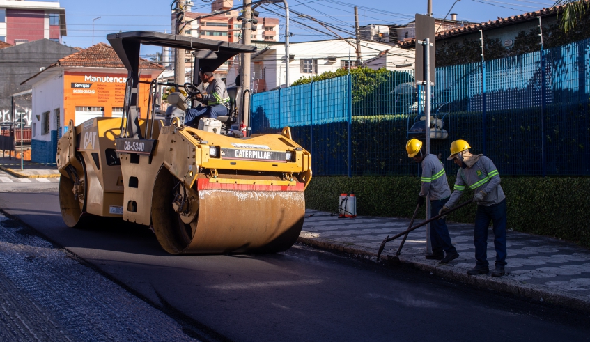 Rua Francisco Franco recebe serviços do programa Nova Mogi de recuperação asfáltica nesta segunda-feira, 22 (Warley Kenji/PMMC)