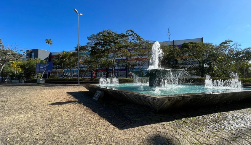 Guarda Municipal surpreendeu um homem e uma mulher que tentavam furtar uma placa de bronze localizada em frente ao prédio da Prefeitura de Mogi das Cruzes (Luiz Maritan/PMMC)