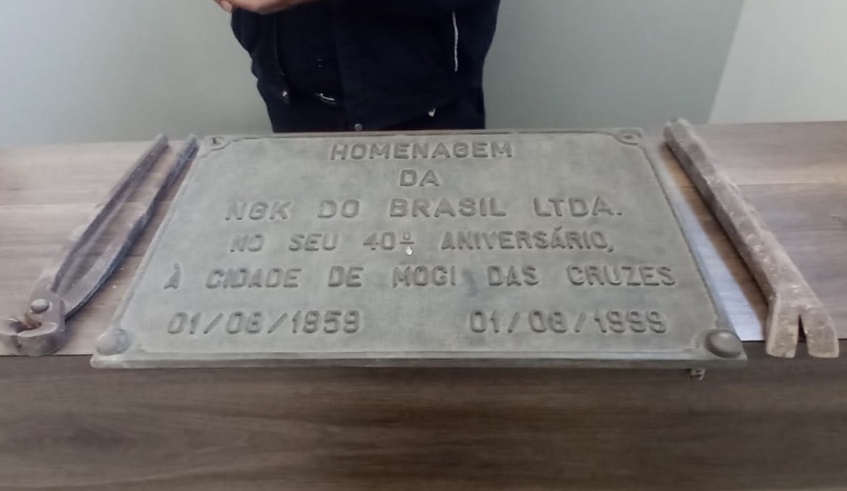 A placa, que marca a homenagem de uma empresa à cidade de Mogi das Cruzes, foi recuperada e apresentada para o registro da ocorrência na Polícia Civil (Divulgação)