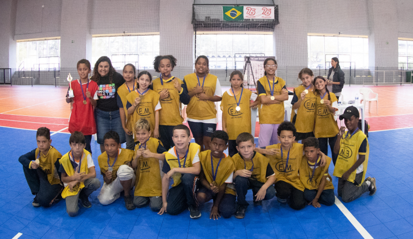 Prefeitura de Mogi das Cruzes - Notícias - Time de Queimada do Cempre  Oswaldo levanta a taça da 1ª Olimpíada e Paralimpíada da rede municipal de  ensino