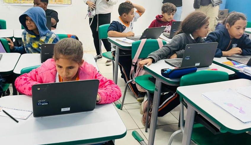 As atividades são feitas nos chromebooks e a escola está recebendo conexão de alta qualidade com 1 MB por aluno e período. (Divulgação/PMMC)
