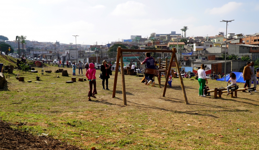 Pais e filhos aproveitaram no novo espaço para brincar e se divertir no final semana em que o parque foi entregue (Divulgação/PMMC)