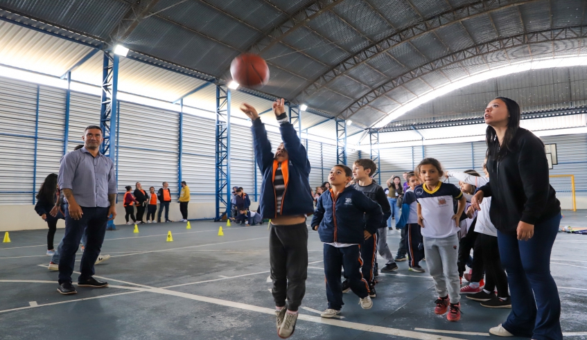 Os novos materiais possibilitam que as crianças vivenciem uma ampla gama de atividades esportivas nas escolas com os mesmos equipamentos utilizados em competições interescolares. (Divulgação/PMMC . . .