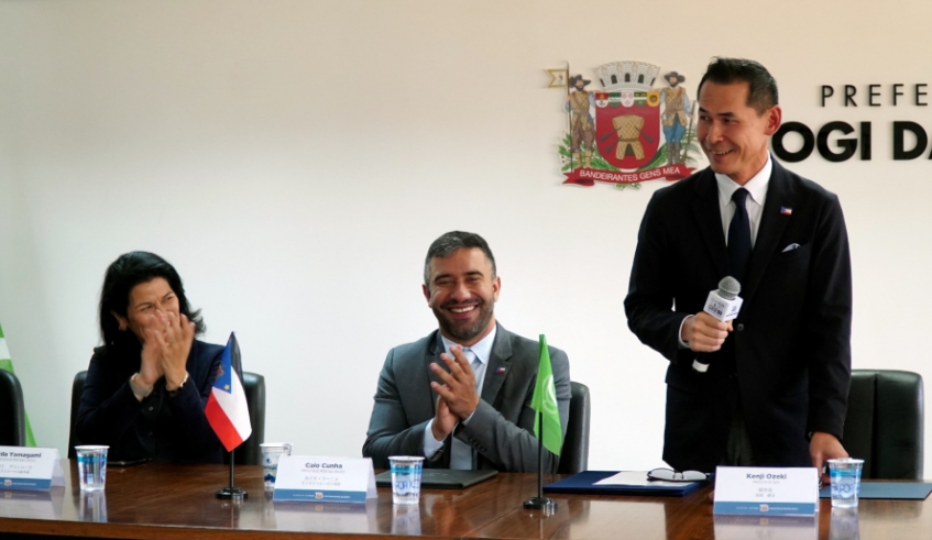 Prefeito Caio Cunha entregou o decreto de hóspedes oficiais à comitiva e também fez a entrega da outorga de título de Cidadão Mogiano ao prefeito de Seki (Divulgação/ PMMC)