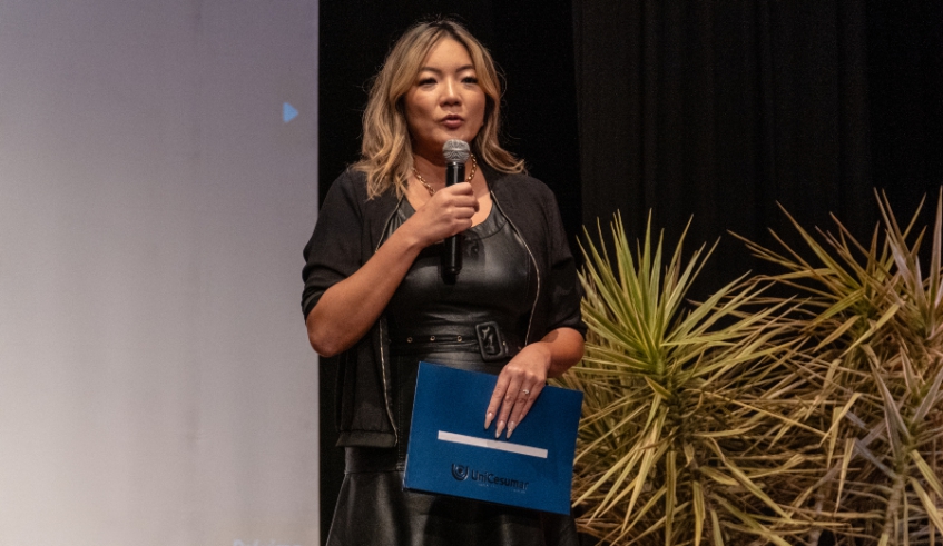 A gerente da unidade de Mogi das Cruzes da UniCesumar, Kelly Mayumi, anunciou a doação de duas bolsas de estudo em cursos remotos para alunos do Fundo Social (Divulgação/ PMMC)