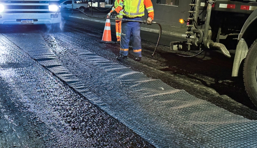 Geogrelha é usada na emenda da faixa de ônibus com a faixa de rolamento, garantindo a integridade da pista (Warley Kenji/PMMC)