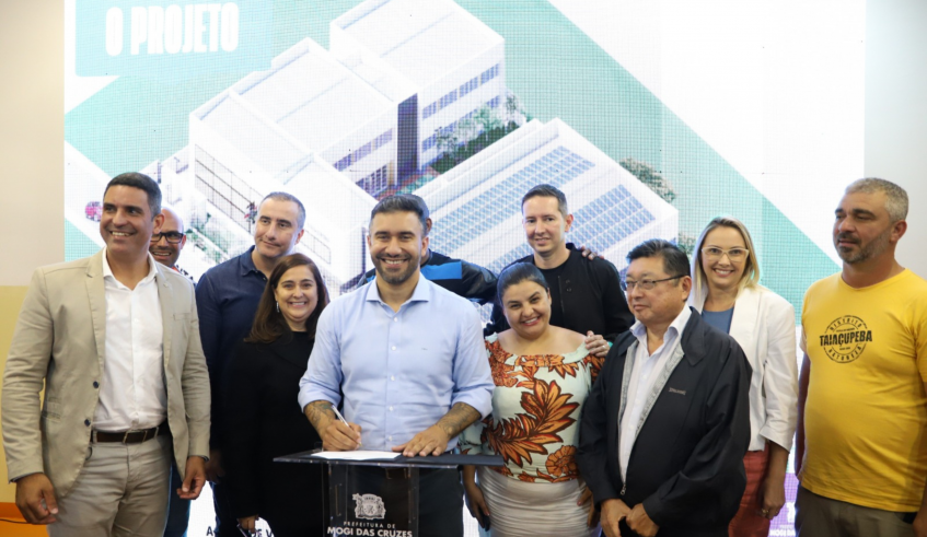 O prefeito Caio Cunha, ao lado de autoridades e lideranças do distrito, assinou a autorização para a obra no CEIM Júlia de Moraes Siqueira, localizada ao lado do terreno que receberá a nova unidade . . .