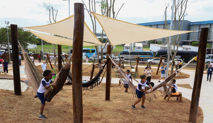 Crianças brincam em estruturas construídas como materiais naturais no Mundo das Crianças, localizado em Jundiaí (Divulgação/PMMC)