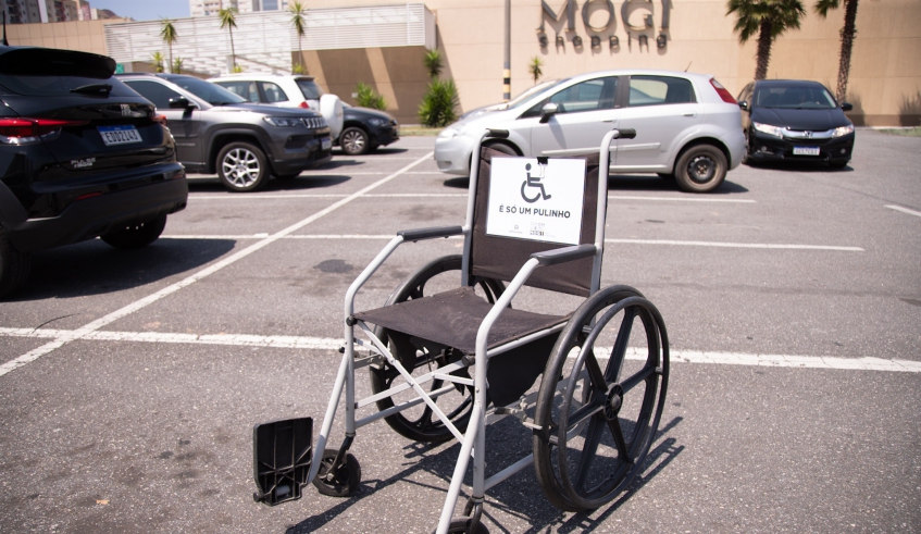 Ação de conscientização sobre o respeito das vagas exclusivas para pessoas com deficiência também foi realizada no estacionamento do Mogi Shopping (Warley Kenji/PMMC)