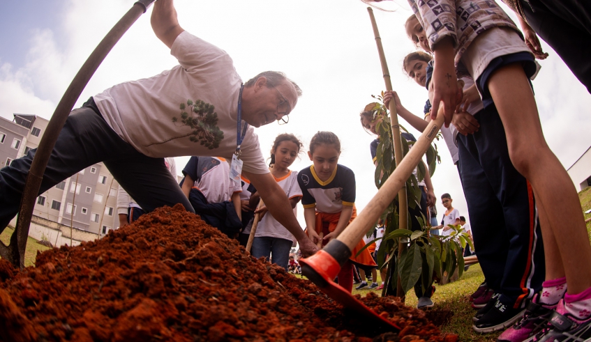 Técnicos das equipe de educação ambiental auxiliaram os alunos no plantio de mudas para o Projeto Bosque das Crianças, lançado nesta quinta-feira (21/9) (Warley Kenji/PMMC)
