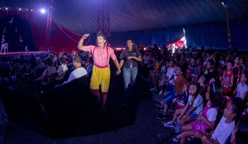 Fundo Social, em parceria com o Mogi Shopping, levou 340 crianças, jovens, adultos e idosos assistidos por instituições gratuitamente ao circo (Warley Kenji/ PMMC)